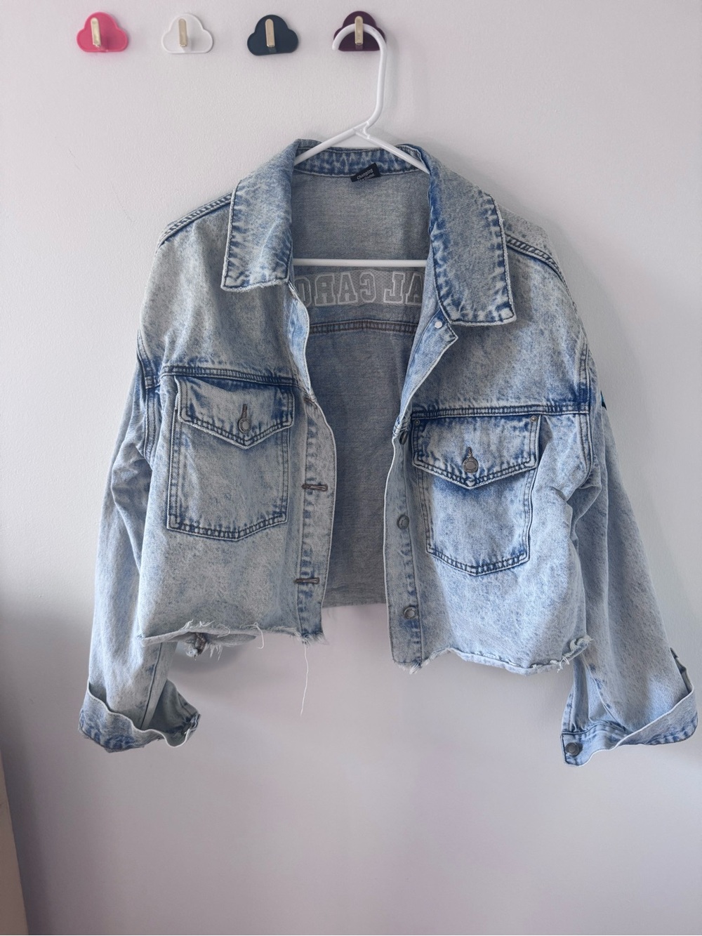 Light Acid-Wash Cropped Denim Jacket with Sleeve Embroidery